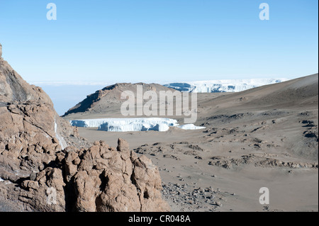 Kibo summit, crater rim, view from Uhuru Peak over the crater towards the rest of the Furtwangler Glacier on the northern ice Stock Photo