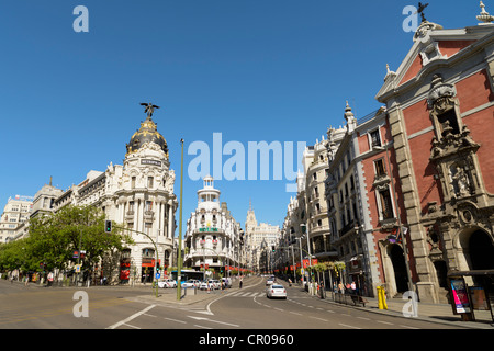 Automóveis E Peões Em Grão Via Central Madrid Espanha Em Direção à