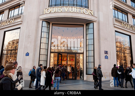 L'incroyable métamorphose de la façade Louis Vuitton sur les Champs-Elysées  à Paris en images