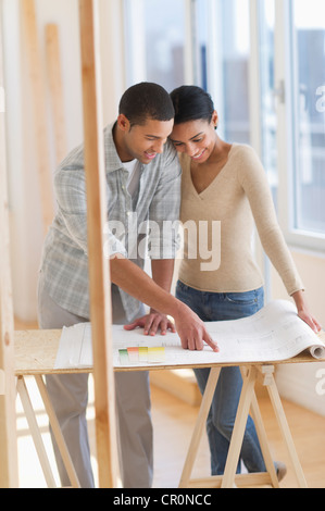 USA, New Jersey, Jersey City, Couple looking at house blueprints Stock Photo