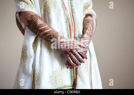 Indian Bride Showing Mehndi Tattoos Design Stock Image - Image of suits,  colorful: 182498145