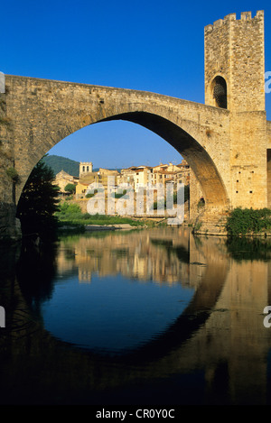 Spain, Catalonia, Girona Province, Garrotxa comarca, Besalu, fortified bridge over the Fluvia River Stock Photo