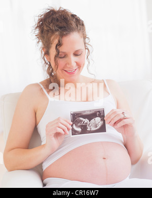 USA, New Jersey, Jersey City, Pregnant woman with ultrasonography scan Stock Photo