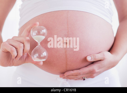 USA, New Jersey, Jersey City, Pregnant woman with ultrasonography scan Stock Photo