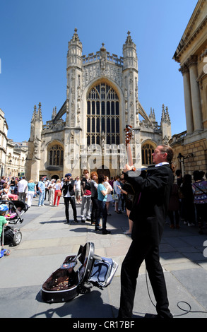 Bath Abbey in Bath, Somerset, Britain, UK, busker plays guitar in front of Bath Abbey Stock Photo