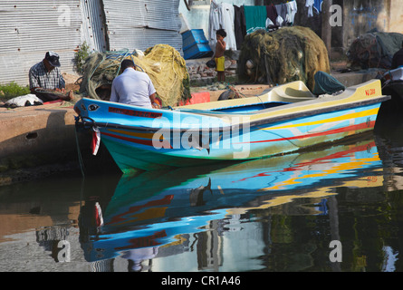 Fishermen fixing nets along Hamilton Canal (old Dutch canal), Negombo, Western Province, Sri Lanka Stock Photo