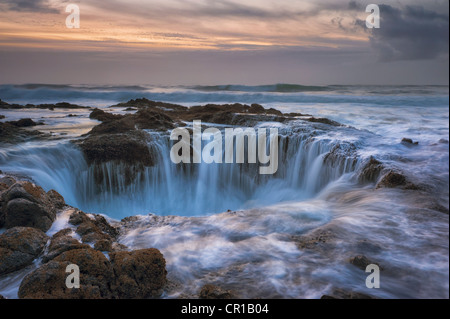 USA, Oregon, Lincoln County, Thor’s Well at sunset Stock Photo