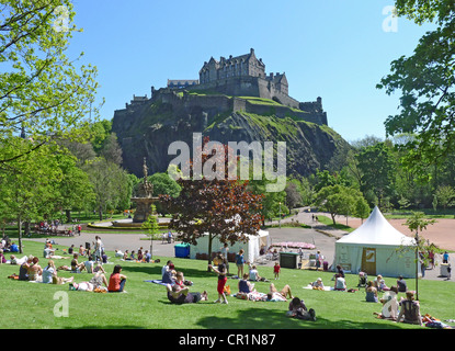 The golden Ross Fountain in West Princes Street Gardens, Edinburgh on a sunny spring day with Edinburgh Castle as a backdrop. Stock Photo