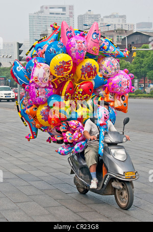 China: Changsha balloon cyclist Stock Photo