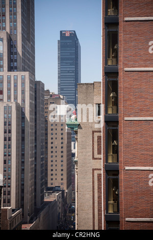 Workers repair a building on highrise ledge, Midtown Manhattan, NYC Stock Photo