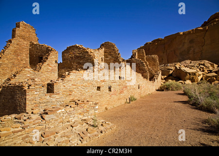 The sandstone walls of the Anasazi great house of Pueblo Bonito, Chaco Canyon National Historical Park, New Mexico Stock Photo