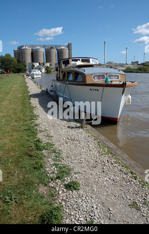 Traditional 1950s Finewind Broads cruiser moored on the River Yare at Cantley, Broads National Park Stock Photo