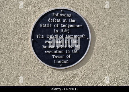 Blue plaque on Monmouth House in Ringwood, Hampshire, where the 1st Duke of Monmouth was held before being executed in London Stock Photo