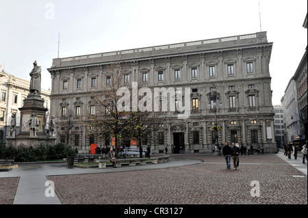 Piazza della Scala, statue of Leonardo da Vinci by Pietro Magni, 1872, left, Milan, Milano, Italy, Europe Stock Photo