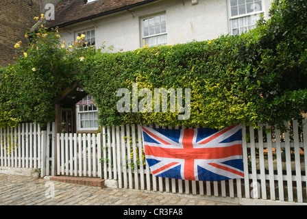 Bunting Union Jack Flag om cottage fence. Upnor a Medway village in Kent UK. HOMER SYKES Stock Photo