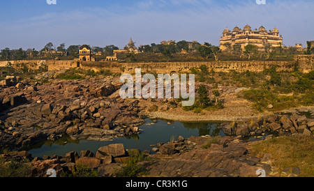 India, Madhya Pradesh State, Orchha, Jehangir Mahal Palace on Betwa River banks, built in 17th century in Islamic architectural Stock Photo