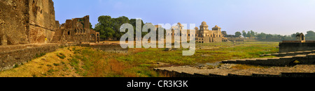 India, Madhya Pradesh State, Mandu, Jahaz Mahal Palace, built in 15th century by Ghyas-ud-Din, Afghan architectural style Stock Photo