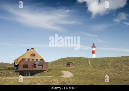 List-Ost Lighthouse and a thatched house at the Ellenbogen, Sylt Elbow, List, Sylt Island, North Frisian Islands Stock Photo