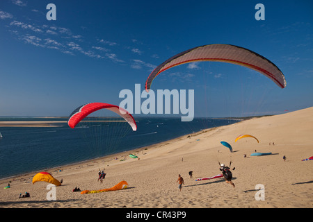 France, Gironde, Bassin d'Arcachon, Pyla-sur-Mer, paragliding on Dune du Pyla Stock Photo