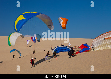 France, Gironde, Bassin d'Arcachon, Pyla-sur-Mer, paragliding on Dune du Pyla Stock Photo