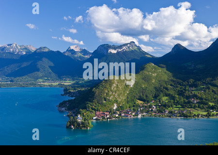 France, Haute Savoie, Duingt, Annecy lake, Semnoz mountain and Cret de Chatillon (1699 m) Stock Photo