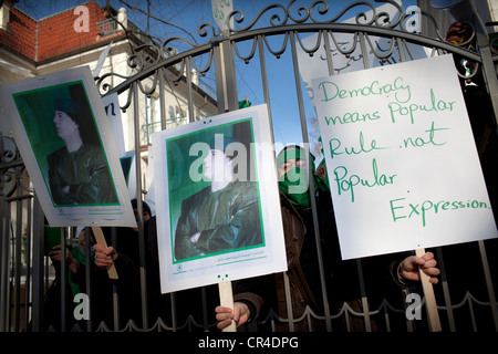 Followers of Muammar al-Gaddafi demonstrating in the grounds of the Libyan Embassy for the president and against the liberation Stock Photo