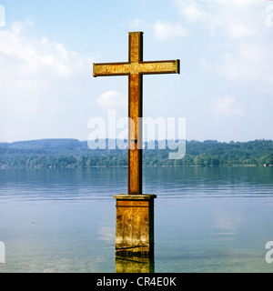 Memorial cross for King Ludwig II of Bavaria at the place of his death, Berg, Lake Starnberger See, Upper Bavaria, Bavaria Stock Photo