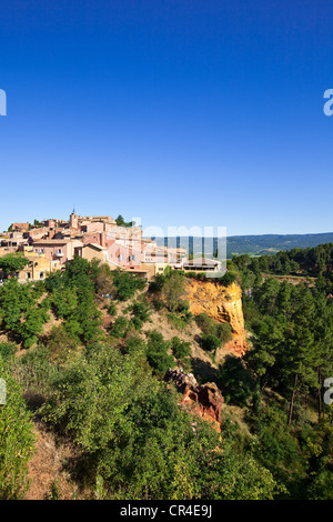 France, Vaucluse, Luberon, Roussillon, labelled Les Plus Beaux Villages de France, the Ocres, village general view Stock Photo