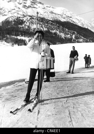 Soraya, 22.6.1932 - 25.10.2001, Queen consort of Iran 1951 - 1958, full length, during a skiing holiday, early 1960s, Stock Photo