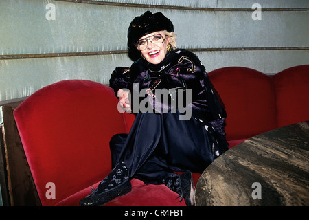 Knef, Hildegard, 28.12.1925 - 1.2.2002, German actress, half length, sitting on a red sofa, 1990s, Stock Photo
