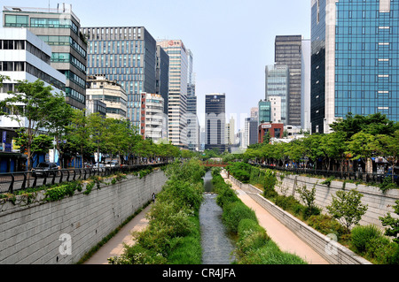 Waterside and greenery of the Cheonggyecheon stream Seoul South Korea Stock Photo