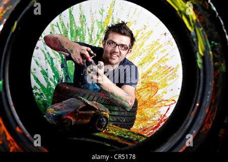 Ian Cook of Pop Bang Colour pictured at his studio in Gaydon.  Ian creates paintings with remote control cars Stock Photo