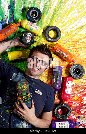 Ian Cook of Pop Bang Colour pictured at his studio in Gaydon.  Ian creates paintings with remote control cars Stock Photo