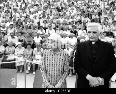 Benedict XVI (Joseph Ratzinger), * 16.4.1927, pope since 19.4.2005, with his sister Maria, during a concert of the Regensburger Domspatzen (Regensburg Cathedral Choir), Munich, Germany, 25.7.1983, Stock Photo