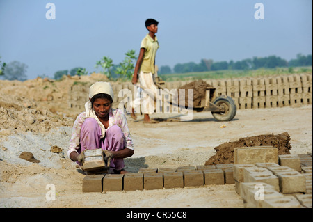 Child labour, 12-year-old girl and her 14-year-old brother working in a brickyard, members of the Christian minority, which is Stock Photo