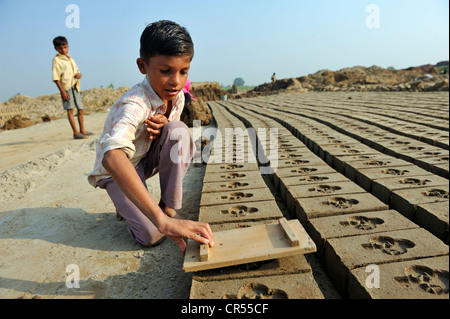 Child labour, 8-year-old boy working in a brickyard, member of the Christian minority, which is particularly affected by Stock Photo