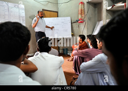 Development worker training local staff, flood relief in Pakistan, Muzaffaragarh, Punjab, Pakistan, Asia Stock Photo