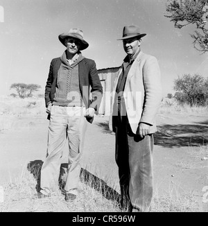 South Africa,1950s. Two local Afrikaan's stand in outback. Stock Photo