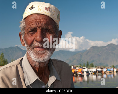 Shikara driver waiting for clients, Shikara, traditional boat on Dal Lake, Srinagar, Jammu and Kashmir, India, Asia Stock Photo