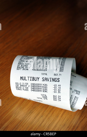 SUPERMARKET FOOD BILL TILL RECEIPT RE MULTIBUY SAVINGS  GROCERY COSTS PRICES INCOME  HOUSEHOLD BUDGETS VALUE SPECIAL OFFERS UK Stock Photo