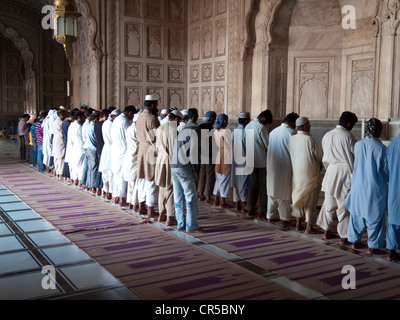 Muslims praying at Jama Mashid in Lahore, one of the largest mosques in Asia, Punjab, Pakistan, South Asia Stock Photo