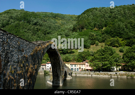 Italy, Tuscany, Garfagnana area, Borgo a Mozzano, Ponte della Maddalena or Ponte del Diavolo (Devil's Bridge) over Serchio River Stock Photo