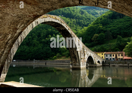 Italy, Tuscany, Garfagnana area, Borgo a Mozzano, Ponte della Maddalena or Ponte del Diavolo (Devil's Bridge) over Serchio River Stock Photo