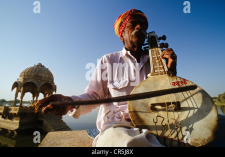 Musician playing Kamatji at the Gadi Sagar Tank outside Jaisalmer, Rajasthan, India, Asia Stock Photo