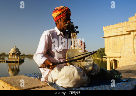 Musician playing Kamatji at the Gadi Sagar Tank outside Jaisalmer, Rajasthan, India, Asia Stock Photo