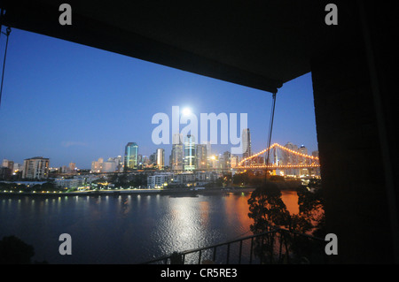 Full moon setting over city skyline, Brisbane, Queensland, Australia. No PR Stock Photo