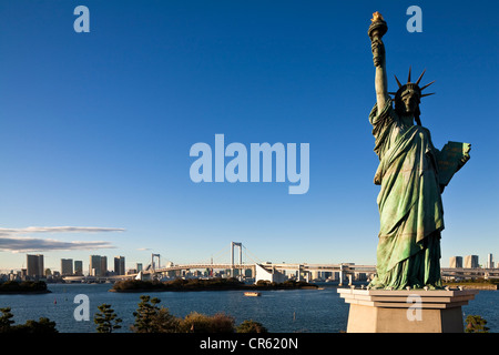 Japan, Honshu Island, Tokyo, Odaiba Marine Park, the replica of the Statue of Liberty of Bartholdi with the Rainbow Bridge in Stock Photo