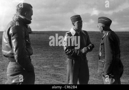 Moelders, Werner, 18.3.1913 - 22.11.1941, German fighter pilot, talking to Captain Grimm, France, late 1940, , Stock Photo