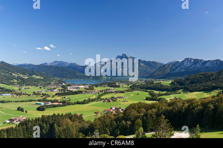Austria, Mondsee, View of town with Schafberg mountain Stock Photo