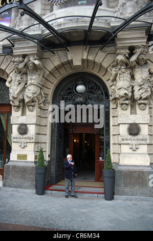 The Boscolo Budapest Hotel, formerly the New York Palace (Hungarian: New York-palota) is a luxury hotel on the Grand Boulevard Stock Photo